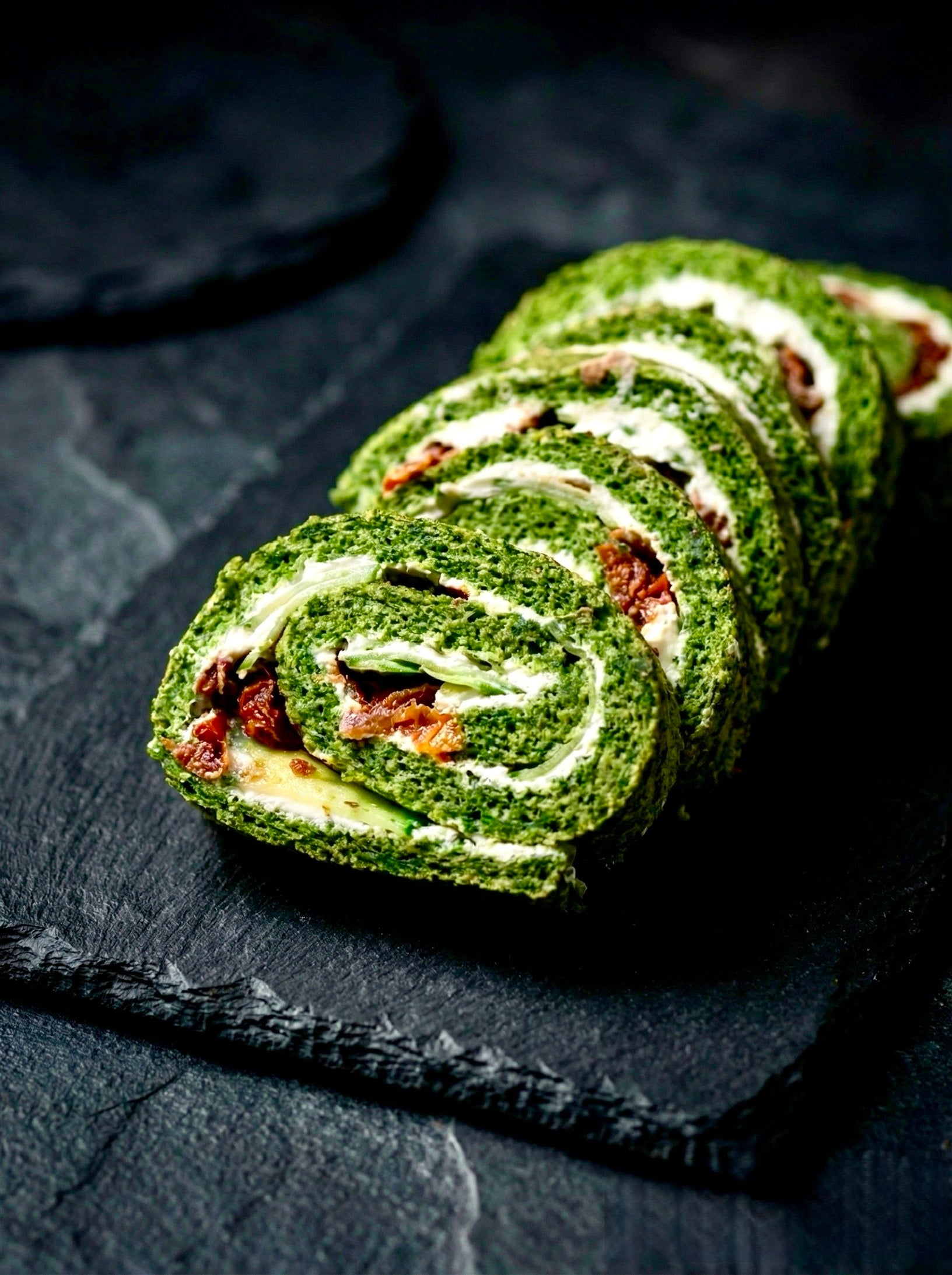 Spinatroulade mit getrockneten Tomaten und Frischkäse (Philadelphia)