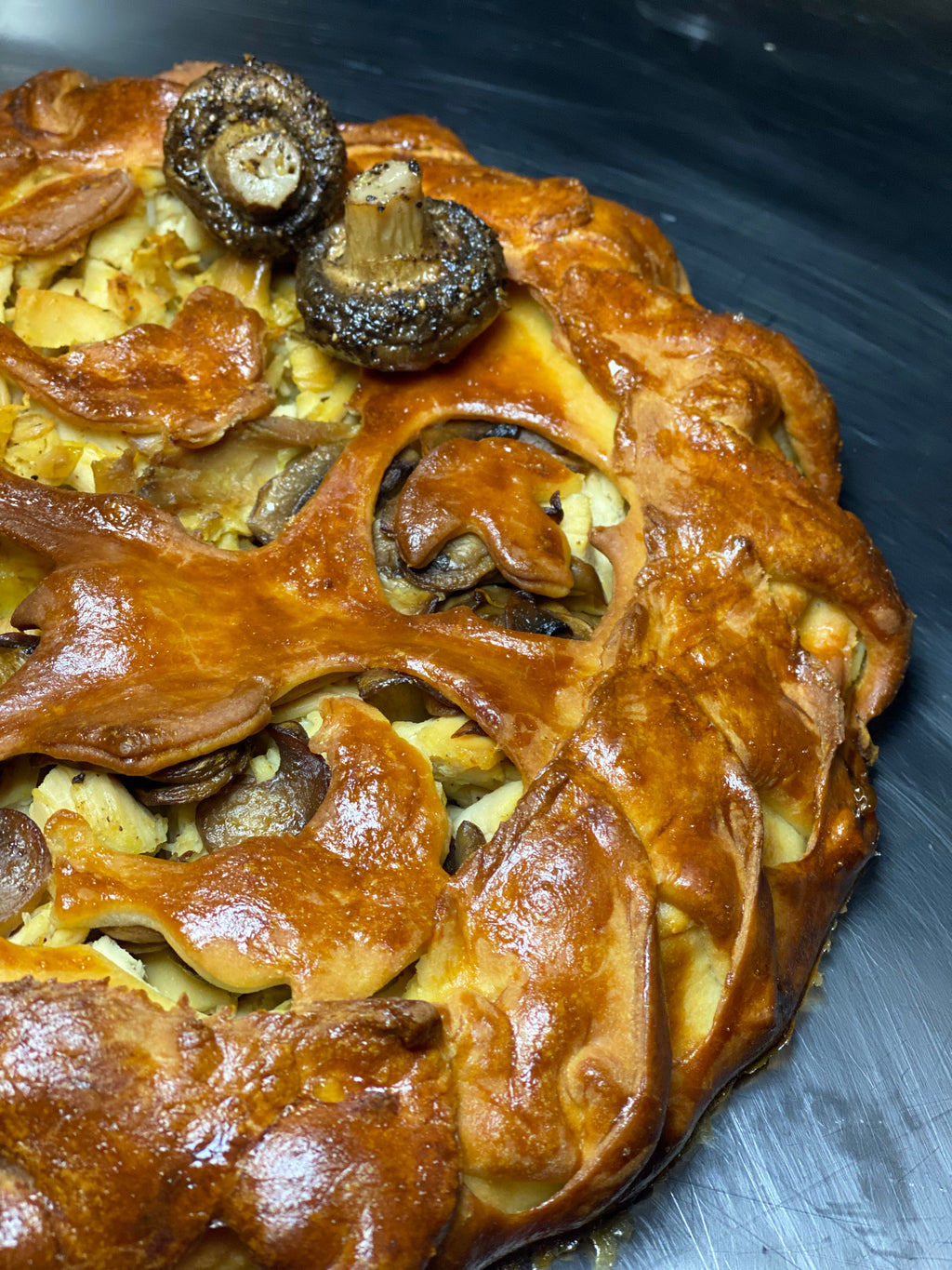 Piroge mit Kartoffeln und geschmortem Schweinefleisch