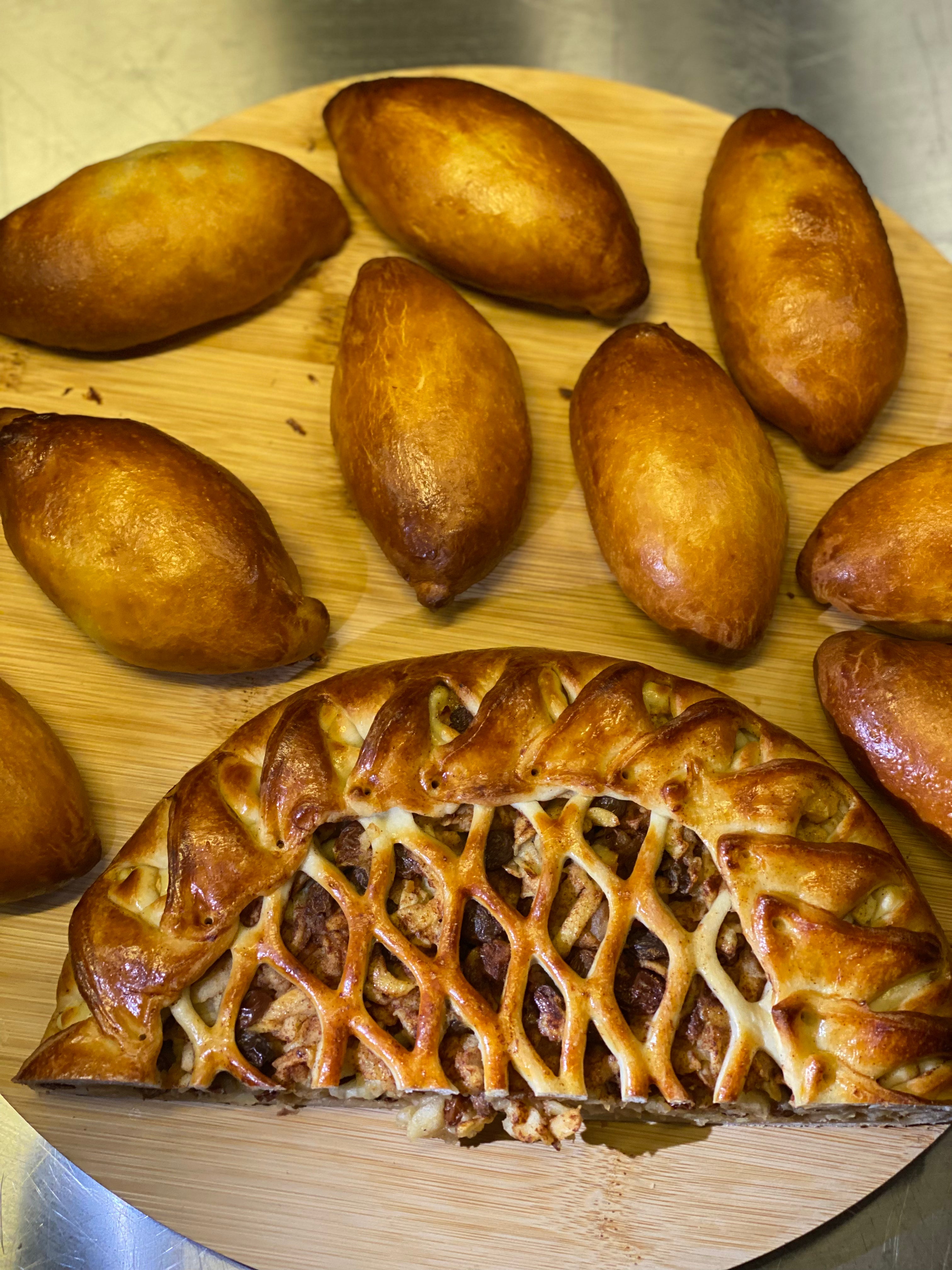 Apfel Piroge mit Rosinen