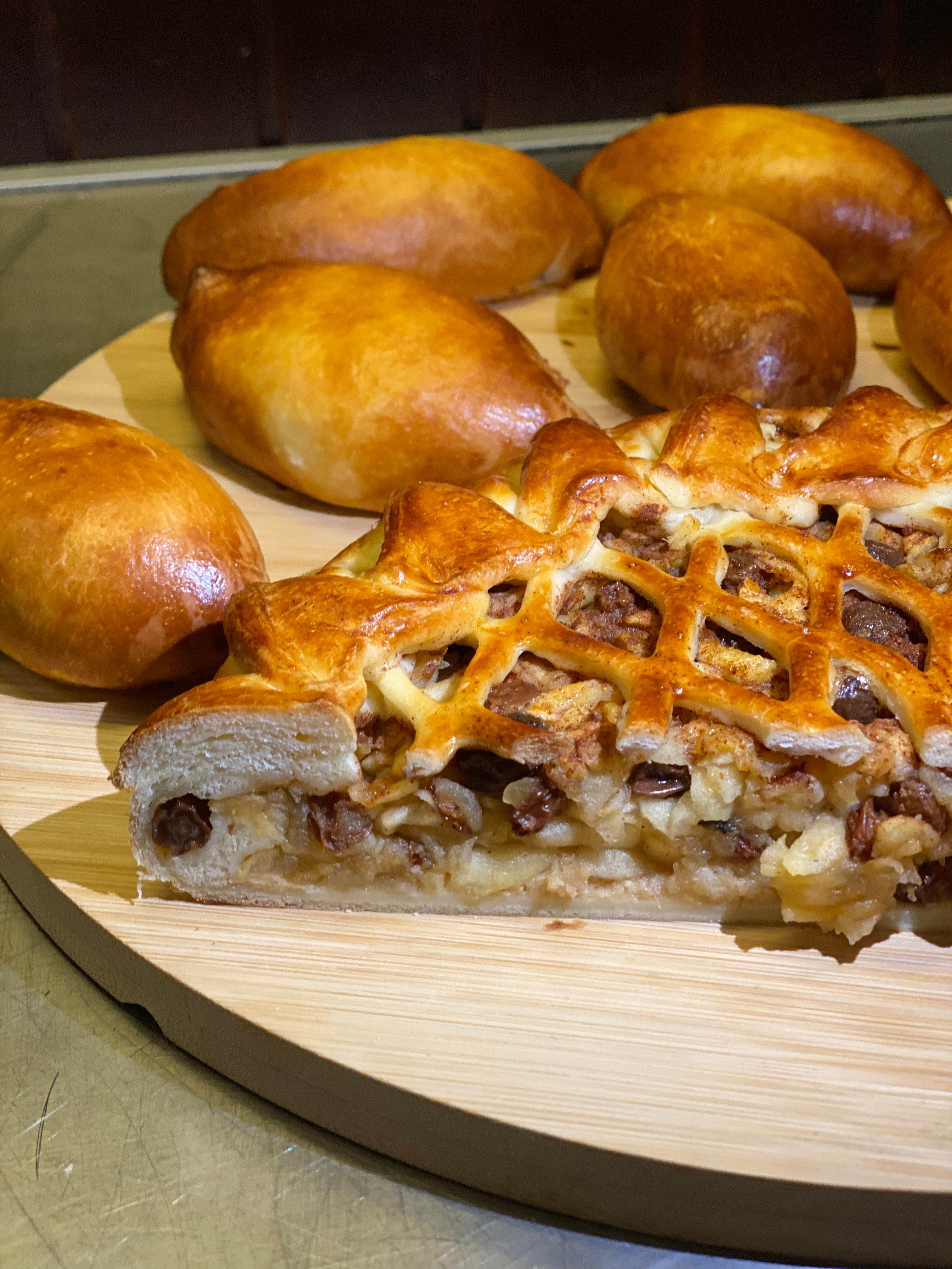 Apfel Piroge mit Rosinen
