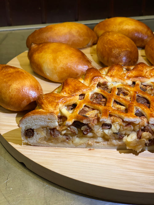 Apfel Piroge mit Rosinen