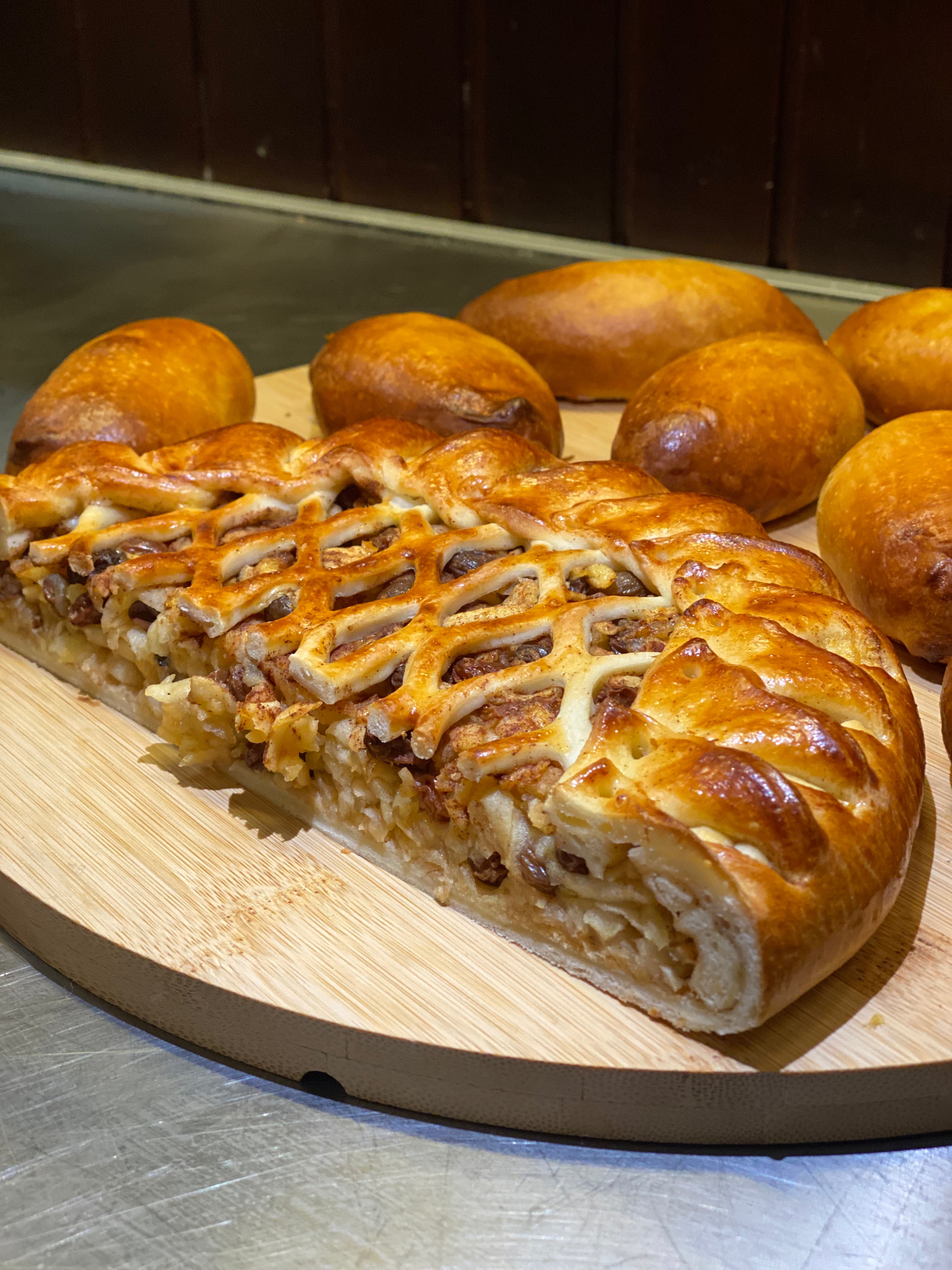 Apfel Piroge mit Rosinen