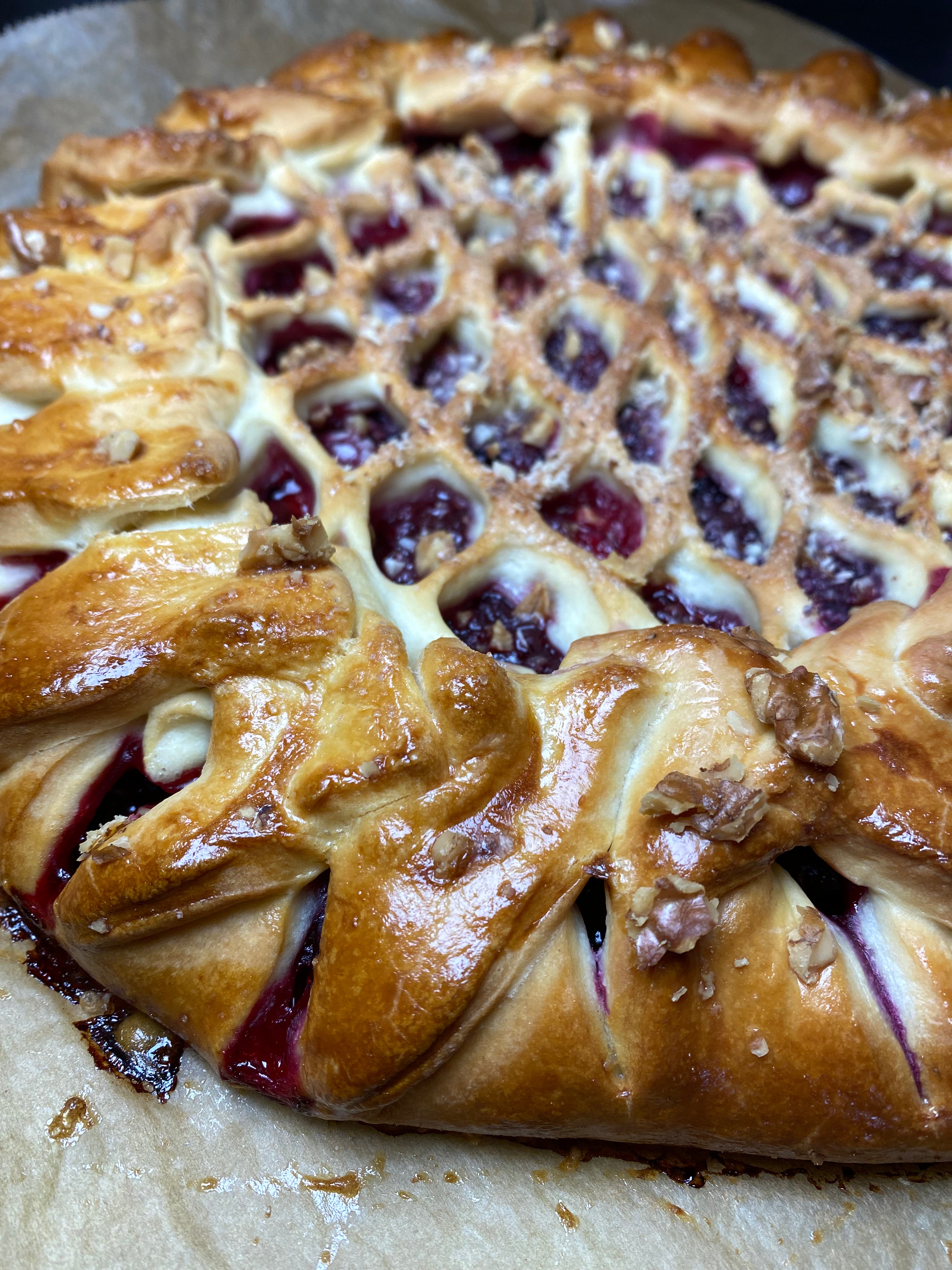 Piroge mit Kirschen