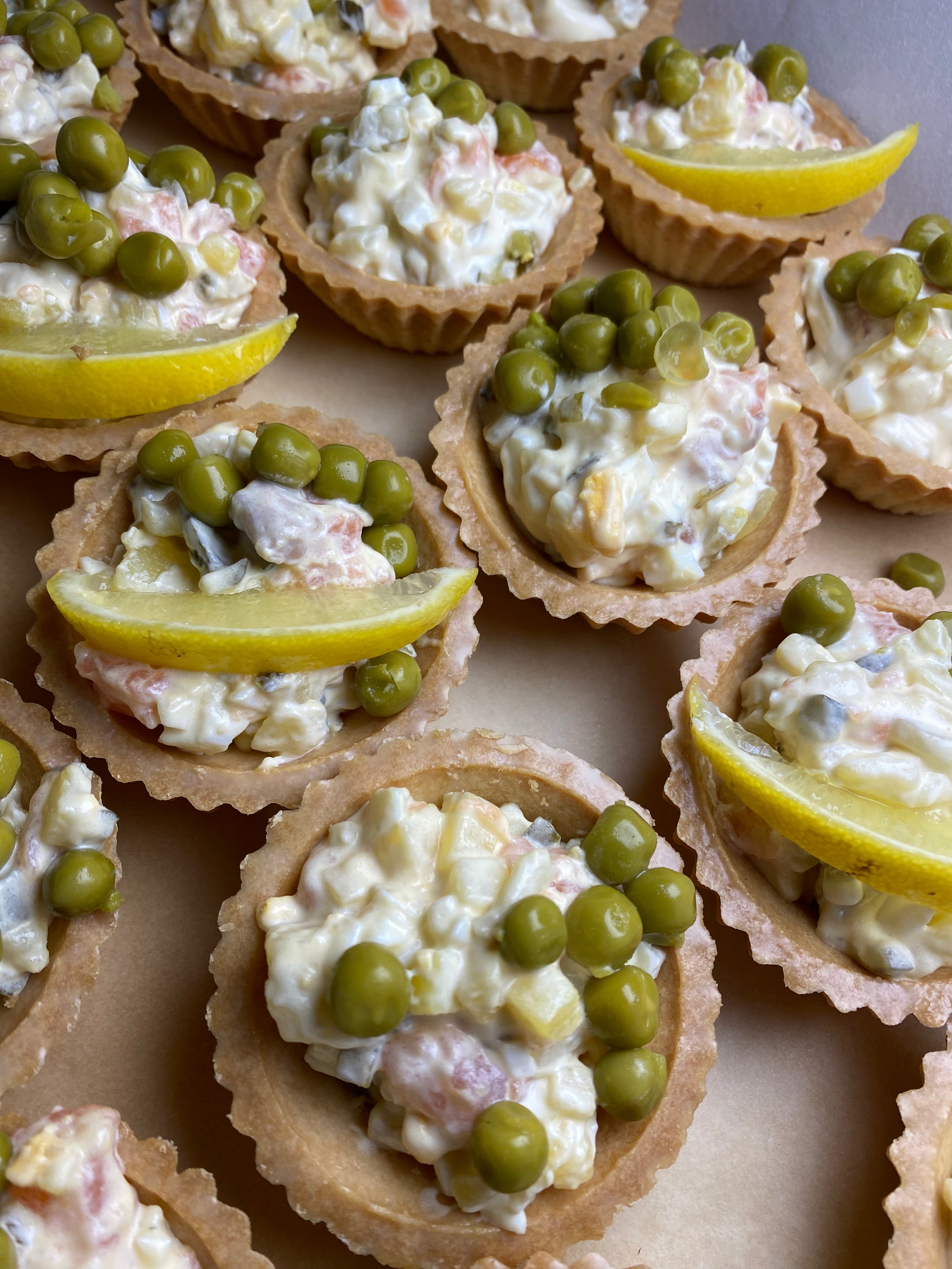 Canapés mit leicht gesalzenem Lachs und rotem Kaviar