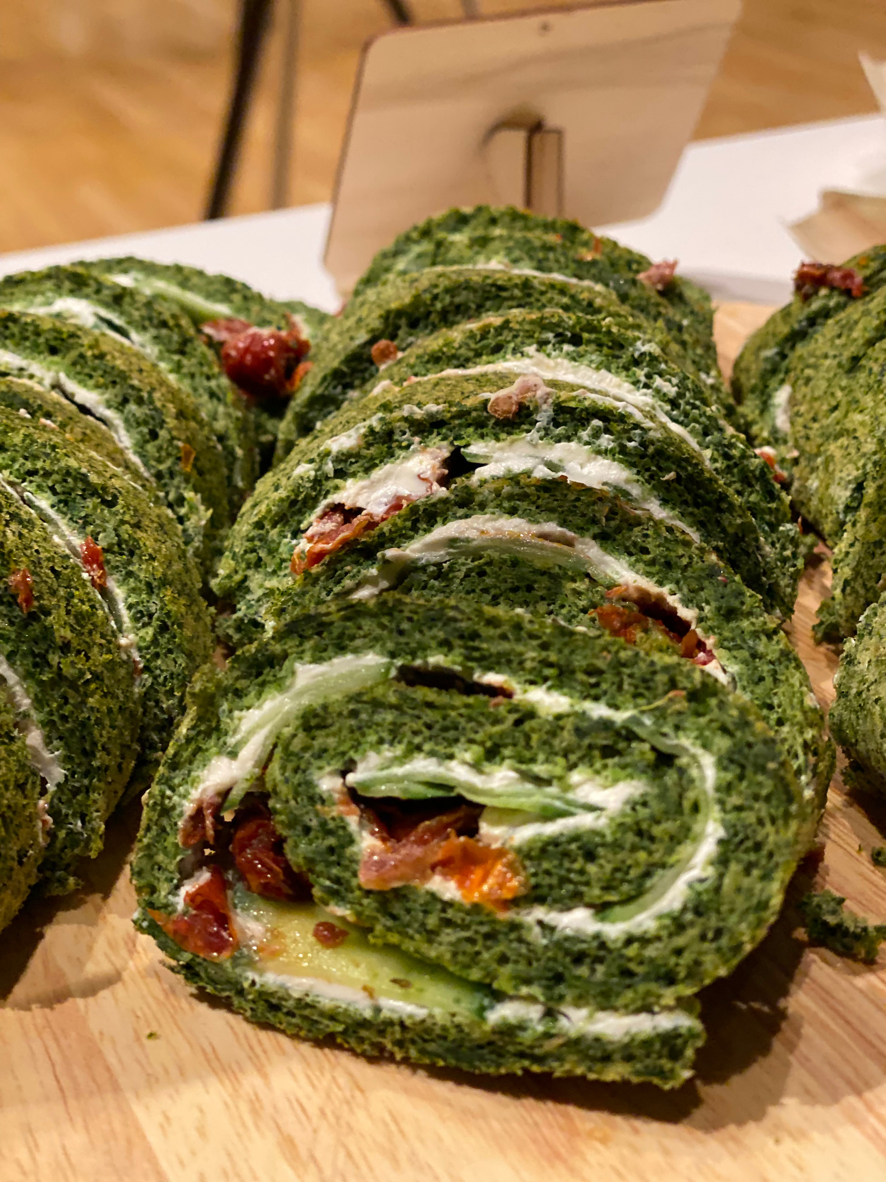 Spinatroulade mit getrockneten Tomaten und Frischkäse (Philadelphia)